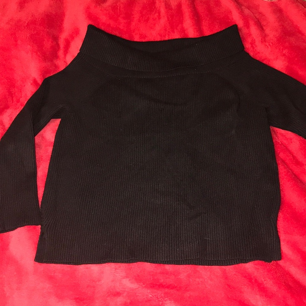 Cropped black shirt
